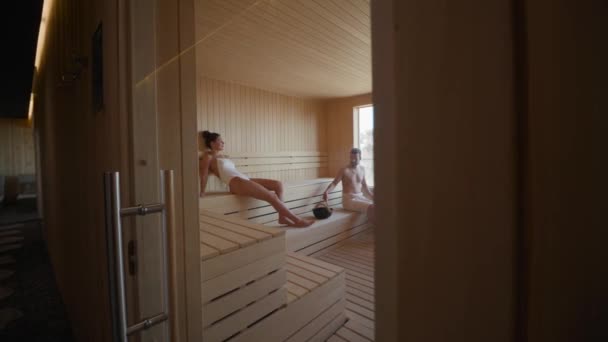 Bonito Casal Jovem Relaxante Sauna — Vídeo de Stock
