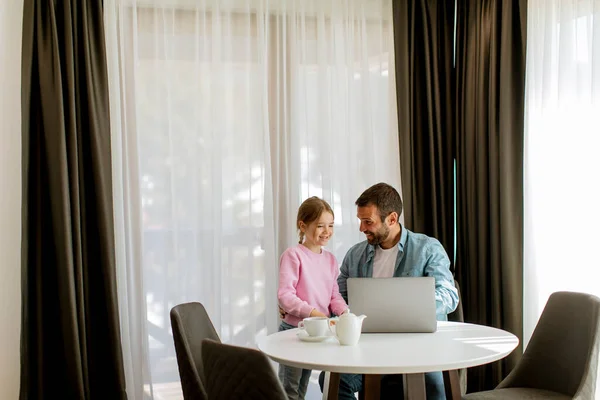 Padre Figlia Utilizzando Computer Portatile Insieme Nella Stanza — Foto Stock