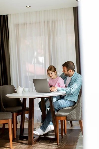 Батько Дочка Використовують Ноутбук Разом Кімнаті — стокове фото
