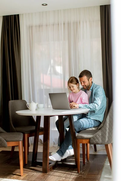 Vater Und Tochter Nutzen Gemeinsam Laptop Zimmer — Stockfoto