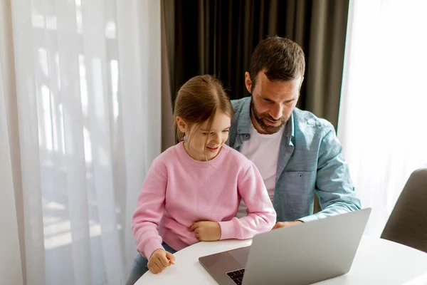 Vater Und Tochter Nutzen Gemeinsam Laptop Zimmer — Stockfoto