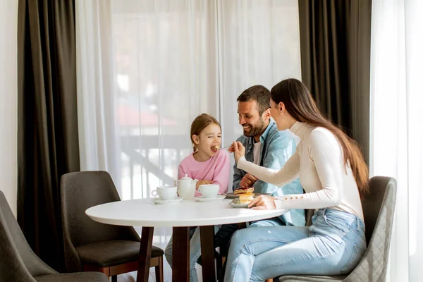 Feliz Joven Famila Comer Pasteles Beber Juntos Habitación —  Fotos de Stock