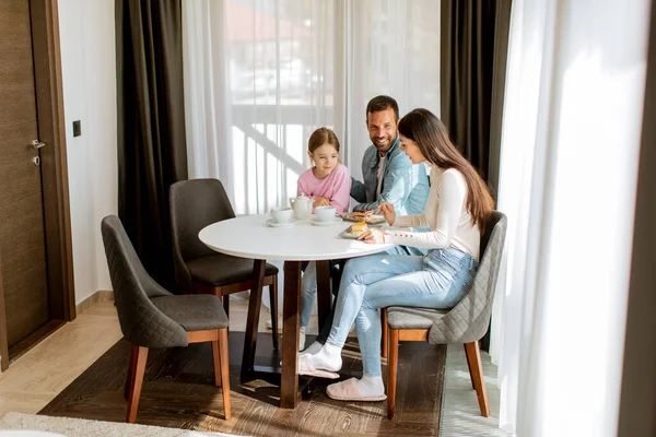 Feliz Jovem Famila Comer Bolos Beber Chá Juntos Quarto — Fotografia de Stock