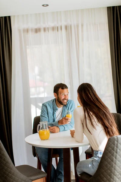 Young Couple Living Room Drinking Orange Juice — Stock Photo, Image