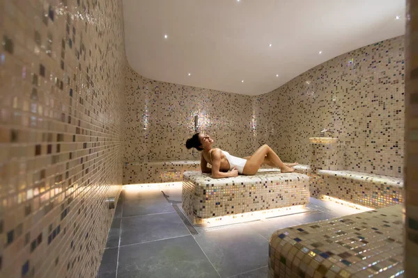 Mujer Joven Bonita Relajándose Cama Tepidarium Spa — Foto de Stock