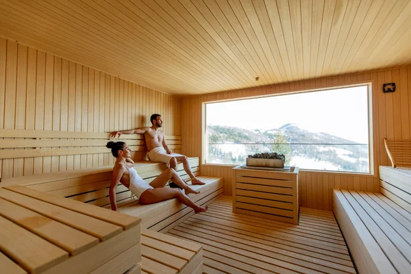 Knap Jong Paar Ontspannen Sauna Kijken Naar Winter Bos Door — Stockfoto