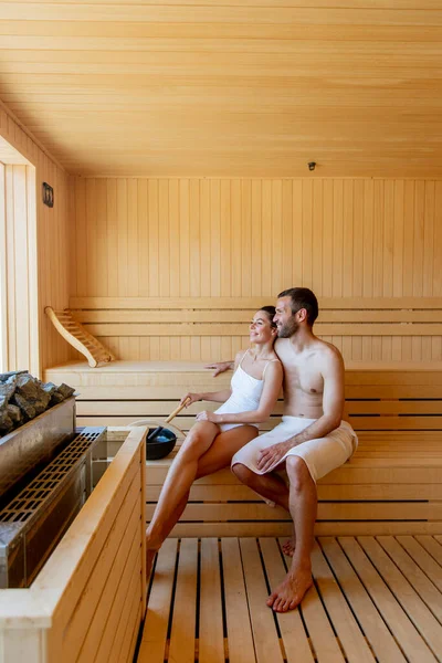 Hermosa Pareja Joven Relajarse Sauna Ver Bosque Invierno Través Ventana —  Fotos de Stock