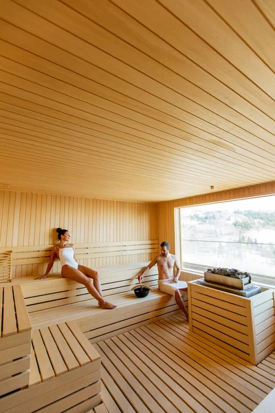 Schönes Junges Paar Entspannt Sich Der Sauna Und Beobachtet Den — Stockfoto