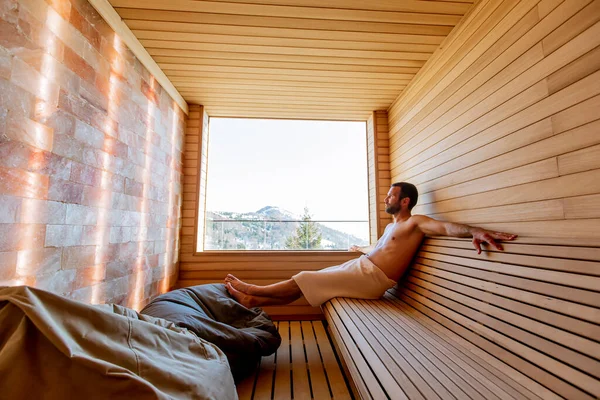 Hezký Mladý Muž Odpočívající Sauně Pozorující Zimní Les Oknem — Stock fotografie