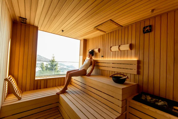 Jovem Mulher Atraente Relaxando Sauna — Fotografia de Stock