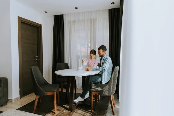 Pai Filha Bebendo Chá Juntos Sala Estar — Fotografia de Stock