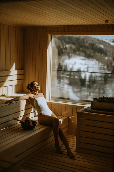 Attrayant Jeune Femme Relaxant Dans Sauna — Photo