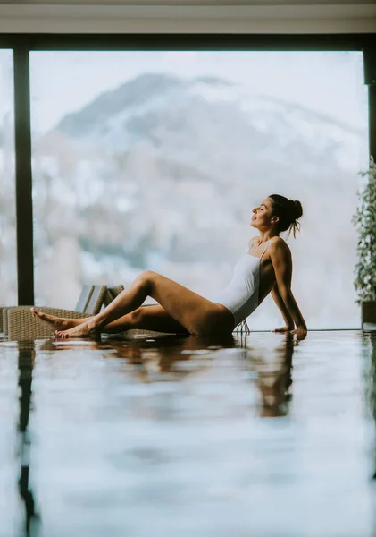 Mujer Joven Bonita Relajándose Piscina Piscina Infinita Invierno —  Fotos de Stock