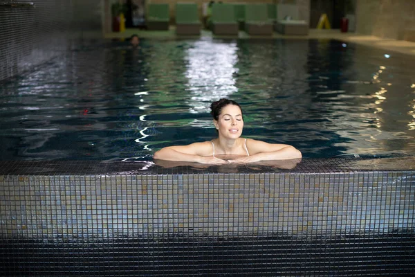 Mulher Muito Jovem Relaxante Beira Piscina Interior — Fotografia de Stock