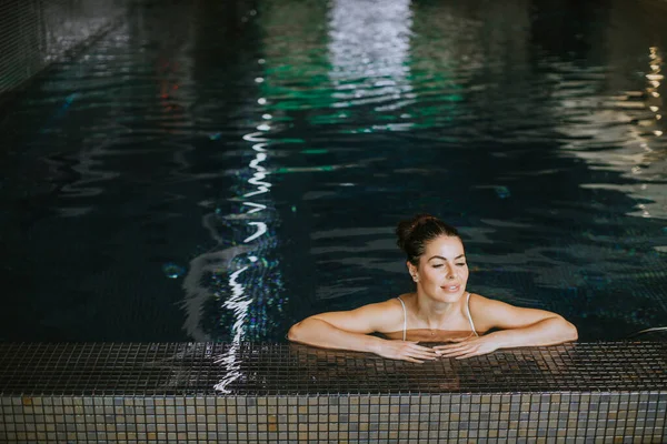 Kapalı Yüzme Havuzunun Havuz Kenarında Dinlenen Güzel Genç Bir Kadın — Stok fotoğraf