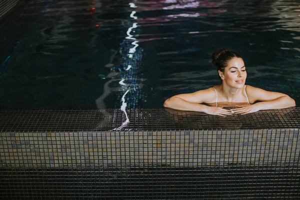 Jolie Jeune Femme Relaxante Bord Piscine Intérieure — Photo