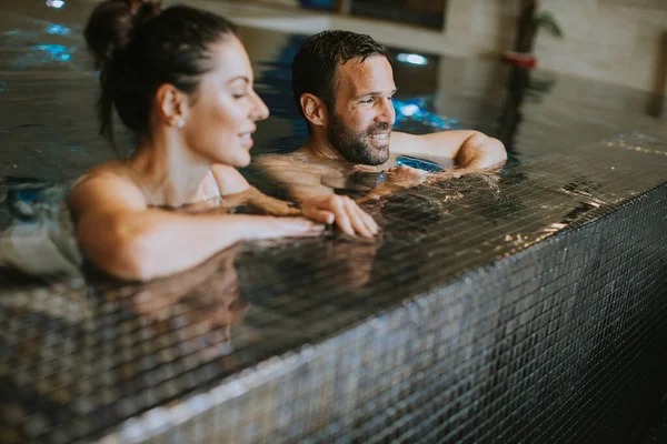 Joven Guapo Relajándose Una Piscina Cubierta — Foto de Stock