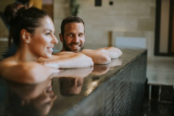 Bonito Jovem Relaxante Uma Piscina Interior — Fotografia de Stock