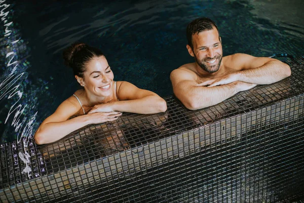 Joven Guapo Relajándose Una Piscina Cubierta — Foto de Stock