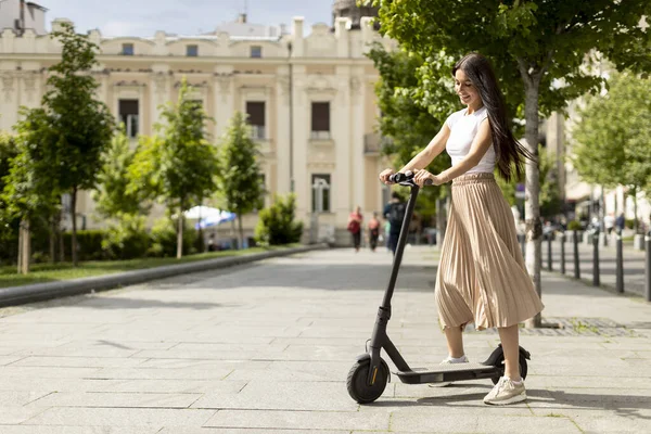 Mulher Muito Jovem Montando Uma Scooter Elétrica Uma Rua — Fotografia de Stock