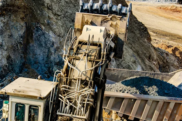 Excavadora Cargando Camión Volquete Grande Foso Abierto —  Fotos de Stock