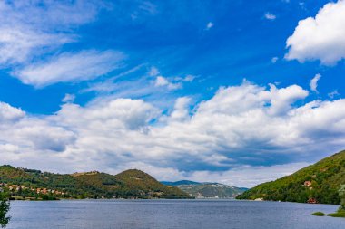 Sırbistan 'ın Tuna vadisindeki Porec koyuna bak