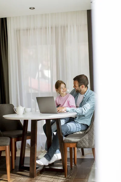 Батько Дочка Використовують Ноутбук Разом Кімнаті — стокове фото