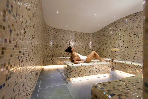 Ładna Młoda Kobieta Relaksująca Się Łóżku Tepidarium Spa — Zdjęcie stockowe