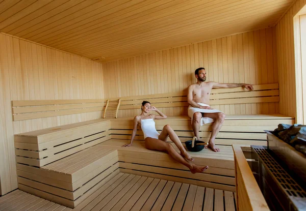 Bonito Casal Jovem Relaxante Sauna — Fotografia de Stock