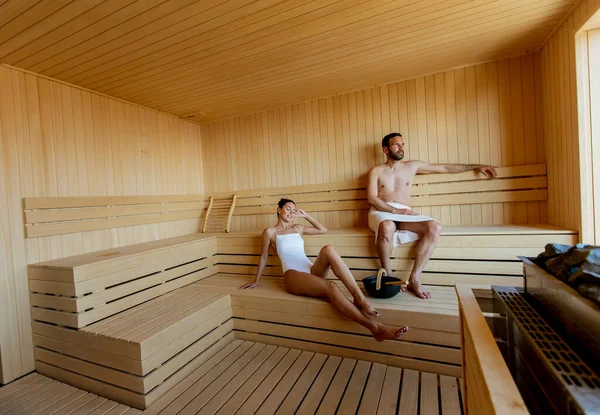 Hermosa Pareja Joven Relajándose Sauna — Foto de Stock