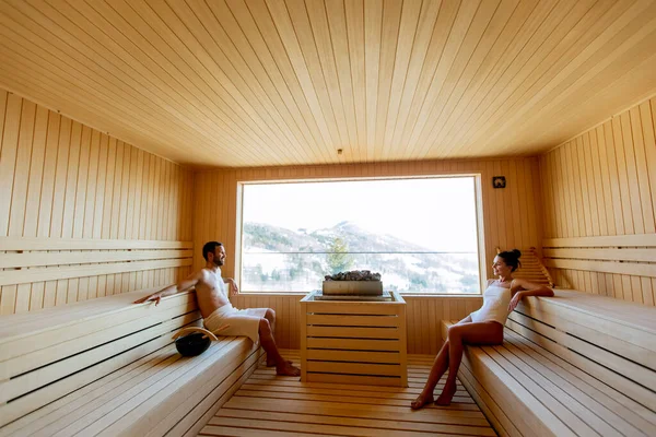 Beau Jeune Couple Détendre Dans Sauna Regarder Forêt Hiver Par — Photo