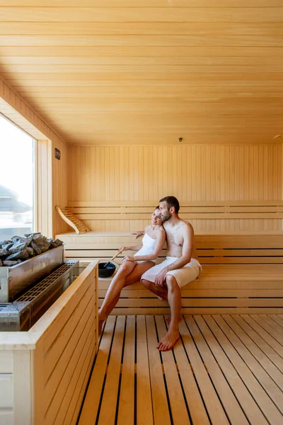 Knap Jong Paar Ontspannen Sauna Kijken Naar Winter Bos Door — Stockfoto