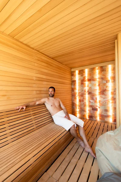 Joven Guapo Relajándose Sauna —  Fotos de Stock