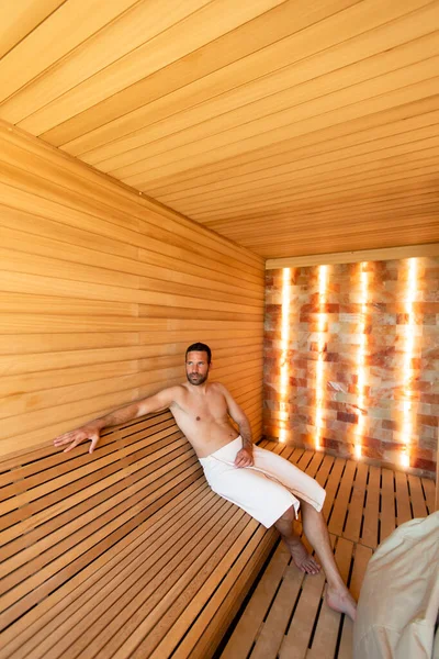 Jovem Bonito Relaxando Sauna — Fotografia de Stock