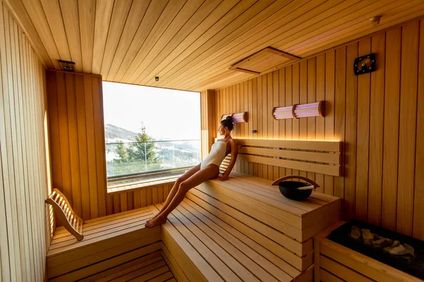 Jovem Mulher Atraente Relaxando Sauna — Fotografia de Stock