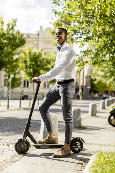 Guapo Joven Afroamericano Usando Scooter Eléctrico Una Calle — Foto de Stock