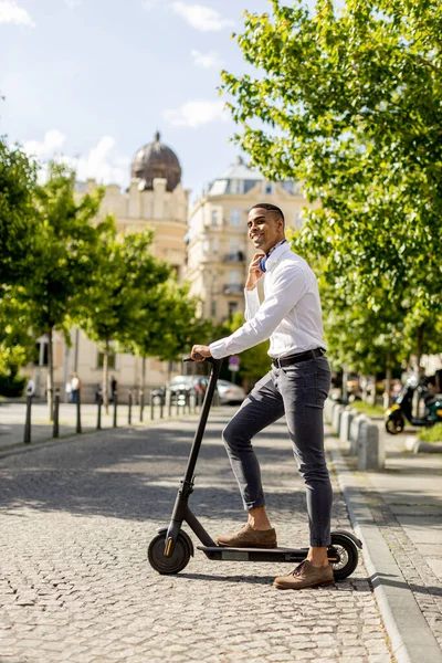 Guapo Joven Afroamericano Usando Scooter Eléctrico Una Calle — Foto de Stock