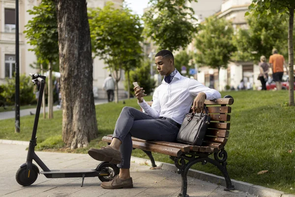 Knappe Jonge Afro Amerikaanse Met Behulp Van Mobiele Telefoon Terwijl — Stockfoto