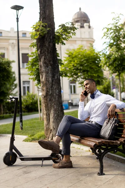 Beau Jeune Afro Américain Utilisant Téléphone Portable Assis Sur Banc — Photo