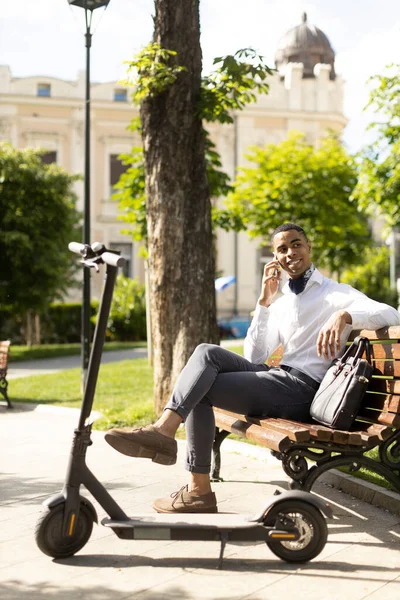 Beau Jeune Afro Américain Utilisant Téléphone Portable Assis Sur Banc — Photo