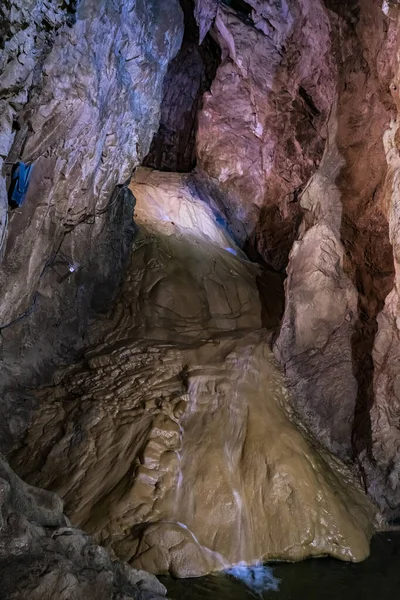 Sırbistan 'ın Zlatibor dağındaki Sirogojno yakınlarındaki kireçtaşı Stopik mağarasına bak