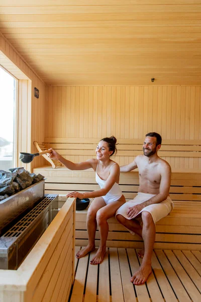Hermosa Pareja Joven Relajarse Sauna Ver Bosque Invierno Través Ventana — Foto de Stock