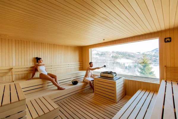 Hezký Mladý Pár Relaxovat Sauně Sledovat Zimní Les Oknem — Stock fotografie