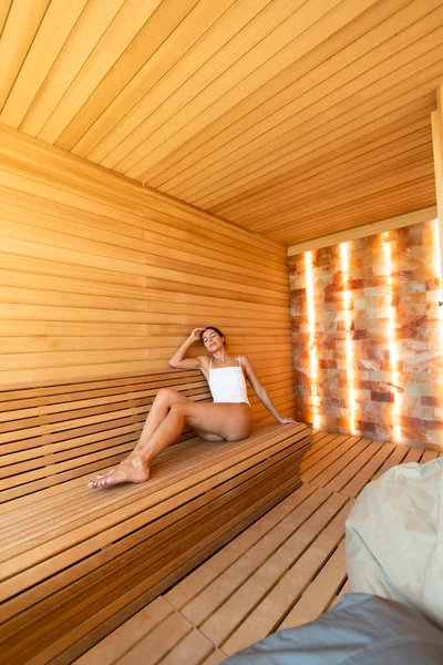 Atrakcyjna Młoda Kobieta Relaksująca Się Saunie — Zdjęcie stockowe