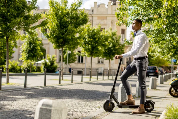 Beau Jeune Afro Américain Utilisant Scooter Électrique Sur Une Rue — Photo