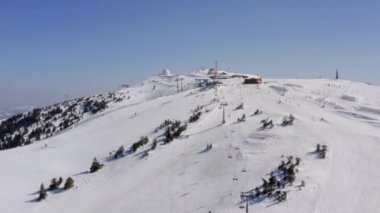 Sırbistan 'ın Kopaonik dağındaki radar istasyonunun kış zamanı hava görüntüsü
