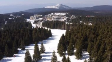 Sırbistan 'ın Kopaonik dağındaki kayak merkezinin hava manzarası