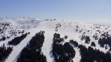 Sırbistan 'ın Kopaonik dağındaki kayak merkezinin hava manzarası