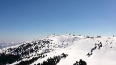 Sırbistan 'ın Kopaonik dağındaki radar istasyonunun kış zamanı hava görüntüsü