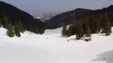 Sırbistan 'ın Kopaonik dağındaki kayak merkezinin hava manzarası